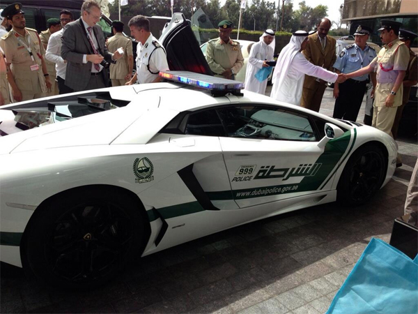 Dubai-Police-Department-gets-a-Lamborghini-Awentador-LP700-4