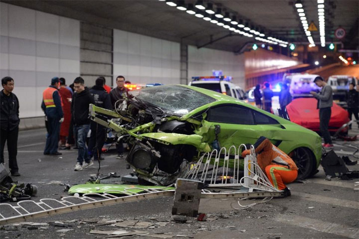 Lamborghini Crash in Beijing tunnel