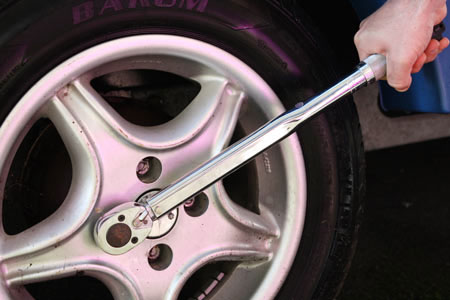Proper-Lugnuts-Tightening-Using-A-Torque-Wrench